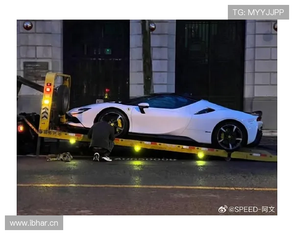 梅西那边新买了辆跑车，朋友圈晒得跟开时装秀似的，真跟球场上那个样儿差远了